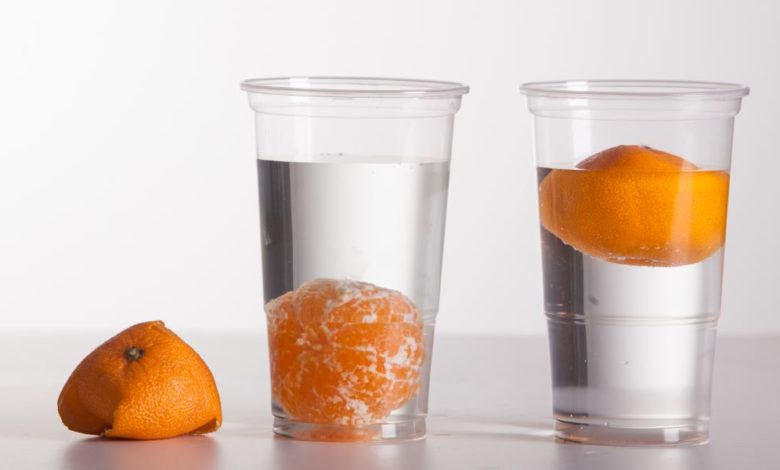 Did you know that an unpeeled orange floats on water while a peeled orange sinks? Did you know that an unpeeled orange floats on water while a peeled orange sinks?