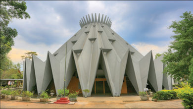 Sri Lanka Planetarium offers special night scenes during the Vesak season in Colombo. 