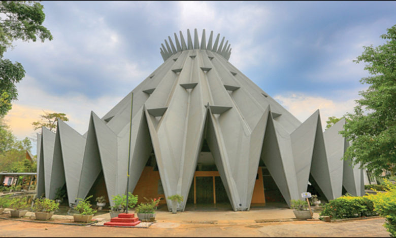 Sri Lanka Planetarium offers special night scenes during the Vesak season in Colombo. 